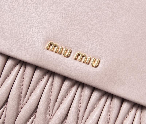 2017新作 MIU MIU ミュウミュウスーパーコピー 財布 セレブも愛用 大人気